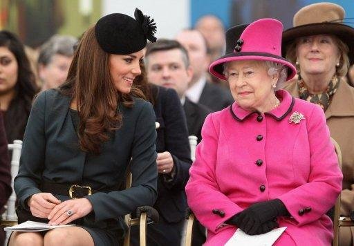 Elizabeth II inicia viagem de celebra&ccedil;&atilde;o do Jubileu junto com Catherine