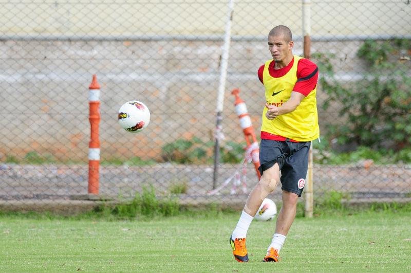 Lateral Nei minimizou a escala&ccedil;&atilde;o de tr&ecirc;s volantes no jogo contra o Santos