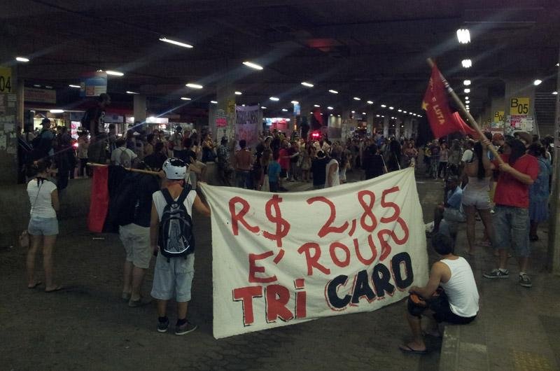 Manifesta&ccedil;&atilde;o de estudantes  bloqueia o tr&acirc;nsito na avenida J&uacute;lio de Castilhos