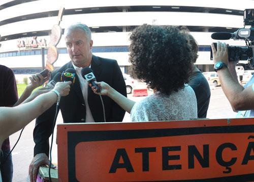 Dorival J&uacute;nior teria sido convencido a montar um time mais cauteloso para encarar o Santos 