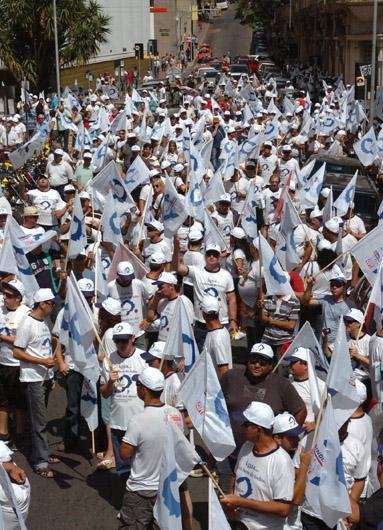 Ambientalistas fazem passeata para alertar sobre a crise da &aacute;gua