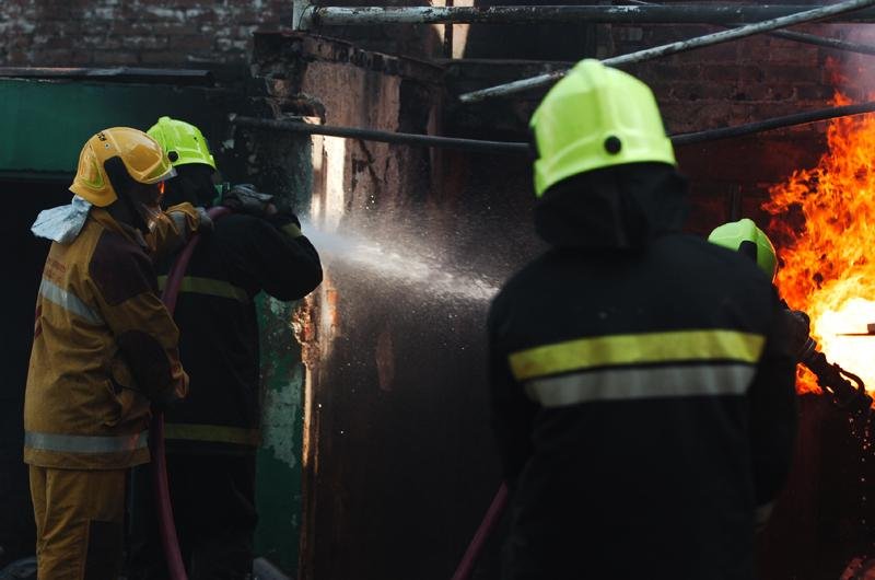 Inc&ecirc;ndio atingiu dep&oacute;sito de g&aacute;s