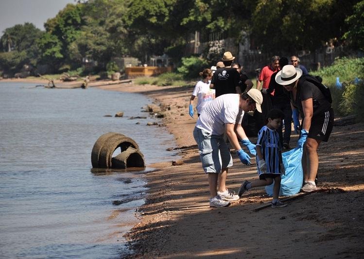 Volunt&aacute;rios recolheram diversos tipos de materiais nas areias do Gua&iacute;ba