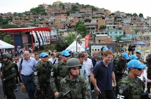 Pr&iacute;ncipe percorreu o local escoltado por policiais