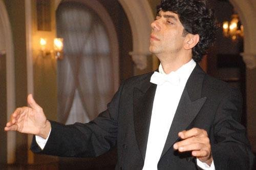 Maestro Tiago Flores rege Orquestra em primeiro concerto do ano 