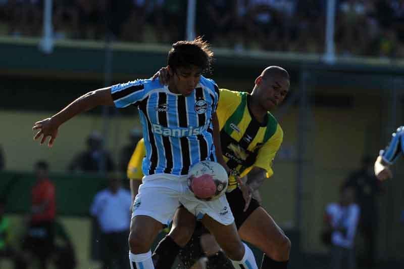 Centroavante do Gr&ecirc;mio diz que dor prejudicava h&aacute; v&aacute;rios jogos, mas fez esfor&ccedil;o pelo time