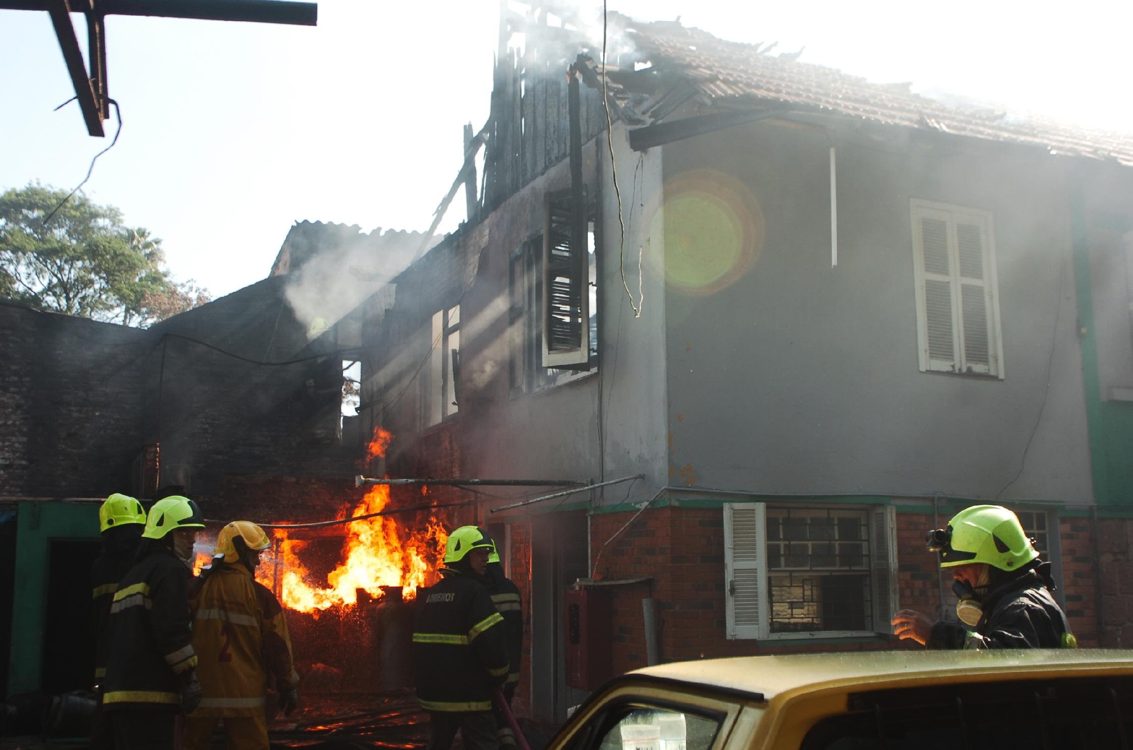 Homem de 50 anos foi internado ap&oacute;s inc&ecirc;ndio na zona Sul de Porto Alegre