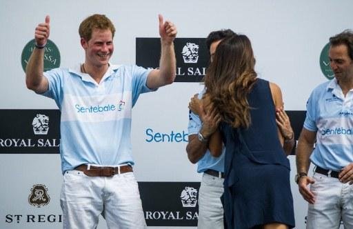  Harry ainda foi agraciado pela modelo Fernanda Motta 