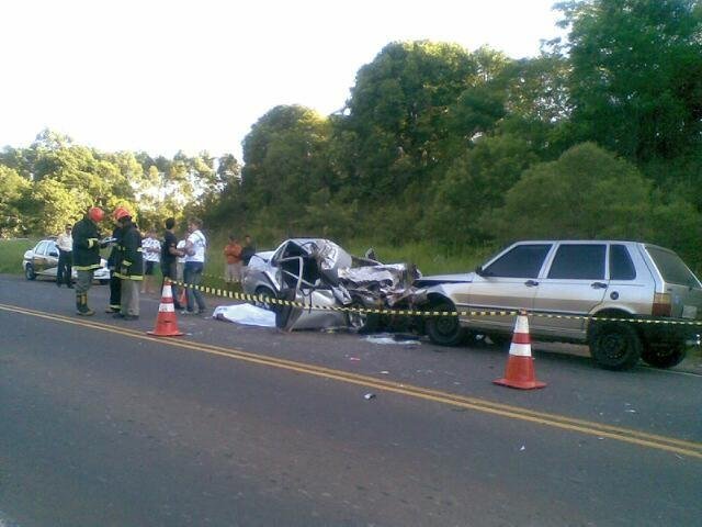 Acidente entre dois carros e dois caminh&otilde;es resultou na morte de uma pessoa