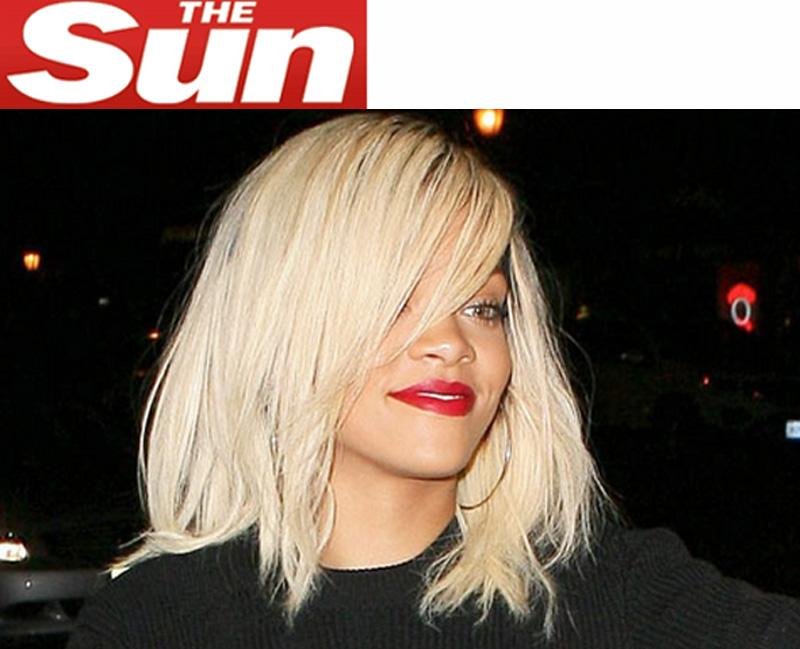 Rihanna de cabelos loiros na sa&iacute;da de um restaurante em Nova York