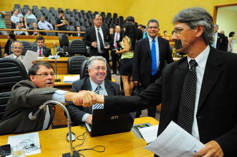 Vereador Elias Vidal protestou utilizando uma morda&ccedil;a para mostrar que foi proibido de emitir sua opini&atilde;o 