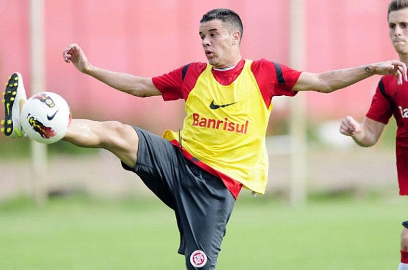 Fora de dois jogos, D&acute;Alessandro n&atilde;o tem retorno garantido na Bol&iacute;via