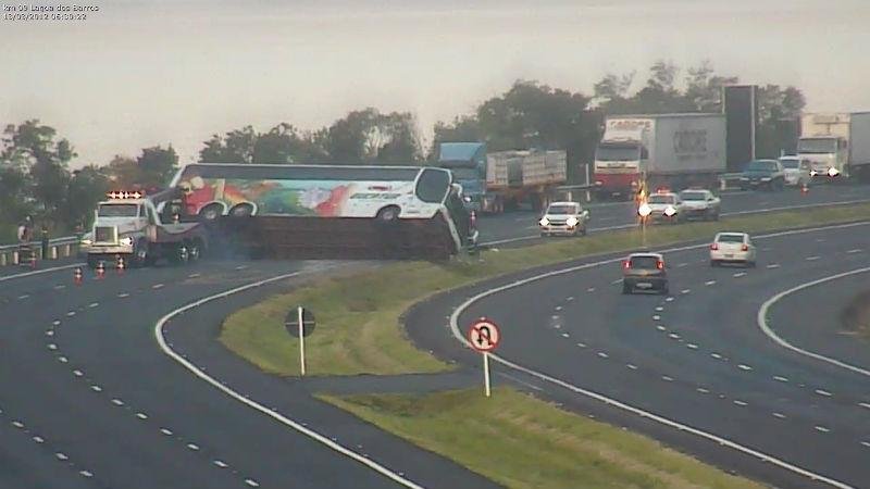 &Ocirc;nibus tombou no Km 10,3 da freeway em Os&oacute;rio no sentido Capital-Litoral 