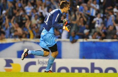 Goleiro Victor revela que Luxemburgo pede para time jogar compactado 