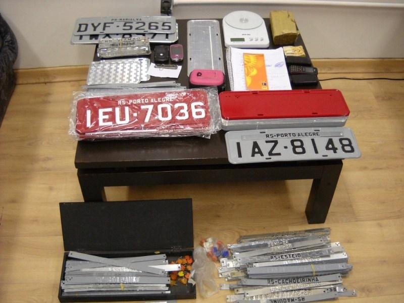 Material apreendido pela pol&iacute;cia durante opera&ccedil;&atilde;o