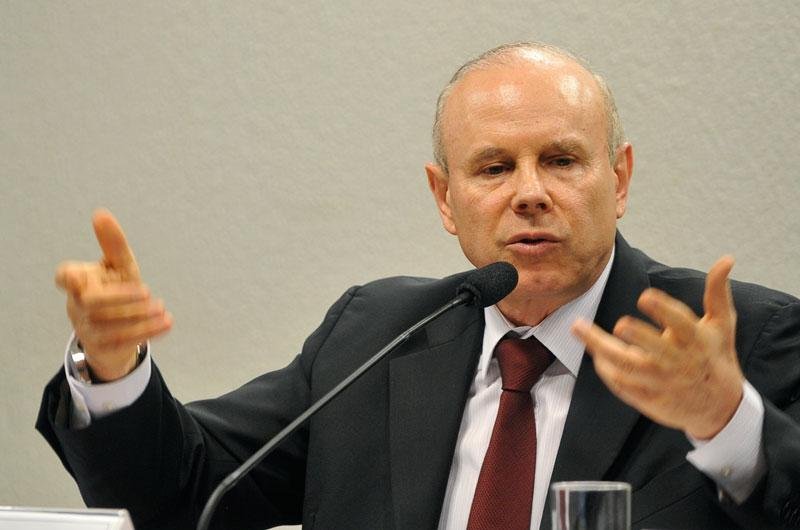 Mantega defende c&acirc;mbio flutuante e diz que Brasil n&atilde;o pode fazer papel de bobo