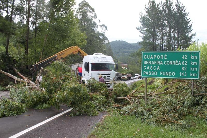 Temporal j&aacute; causa estragos no Estado