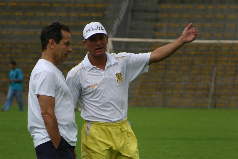 Luiz Est&eacute;v&atilde;o (E) em um dos treinos do Brasiliense