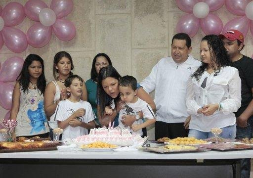 Ch&aacute;vez aparece com suas filhas Rosa, Mar&iacute;a e Rosin&eacute;s e seu filho Hugo, que raramente aparece em atos oficiais