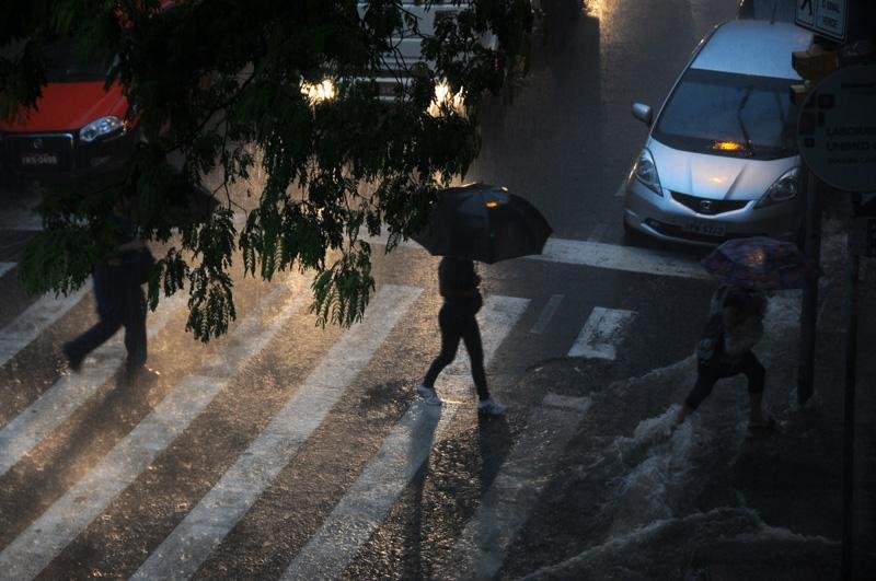 Mais de 10 mil est&atilde;o sem luz no Estado