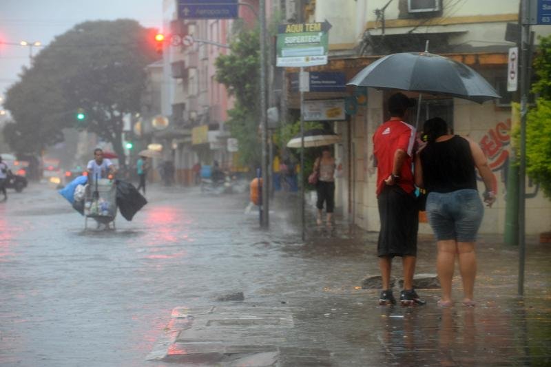 Chuva deixou mais de 40 pontos alagados na manh&atilde; desta quarta-feira