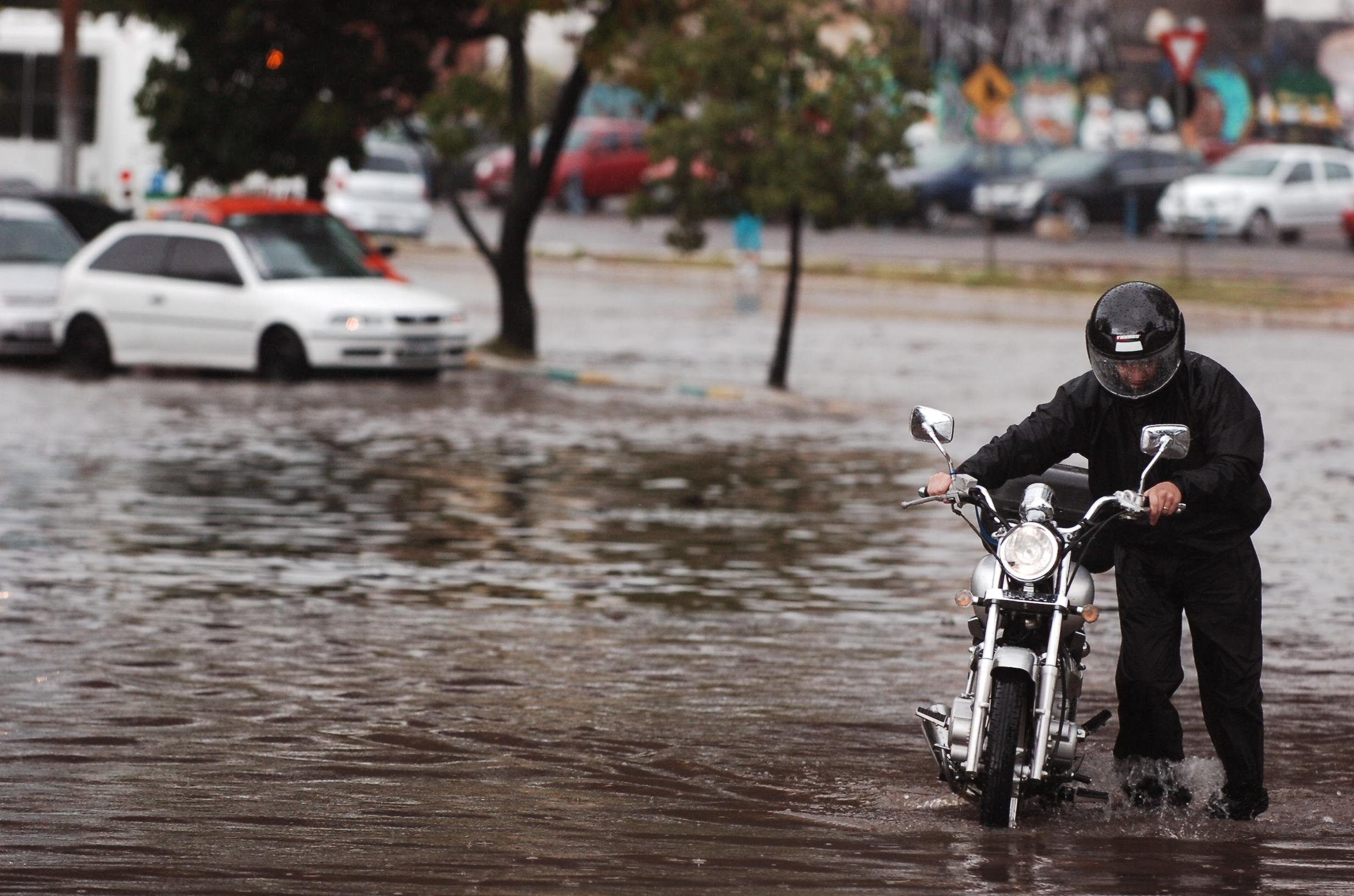 Smov deve come&ccedil;ar hoje os reparos nas ruas de Porto Alegre danificadas pela forte chuva