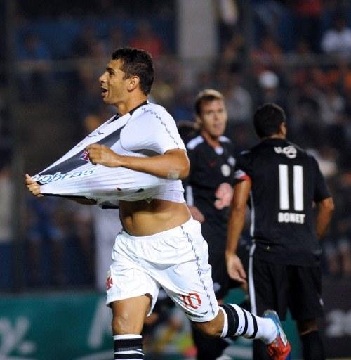 Diego Souza foi expulso na partida contra o Libertad pela Libertadores