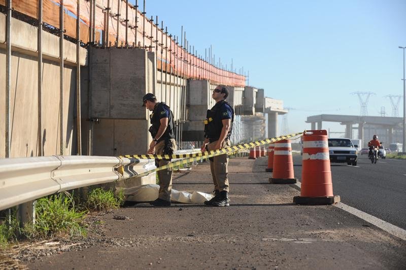 Homem morre atropelado na freeway, em Porto Alegre