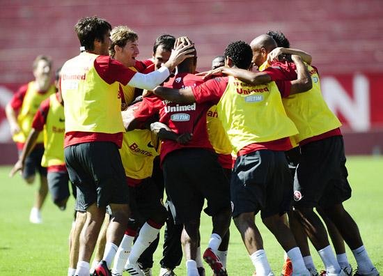 Momento de descontra&ccedil;&atilde;o dos jogadores colorados durante o treino de hoje