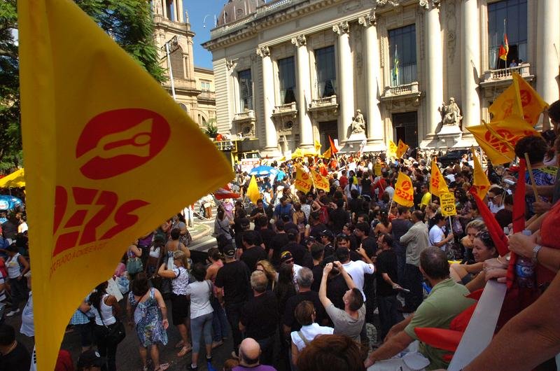 Professores e policias civis realizaram manifesta&ccedil;&atilde;o no Centro de Porto Alegre