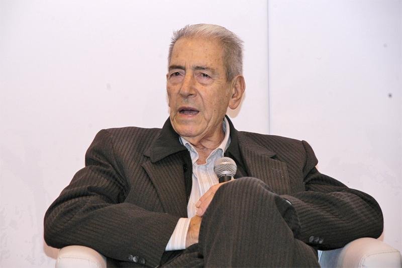 Ge&oacute;grafo palestrou na Feira do Livro, em 2006