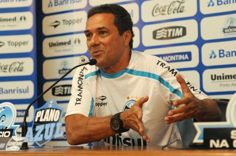T&eacute;cnico disse que n&atilde;o ficou chateado com atitude de atacante argentino