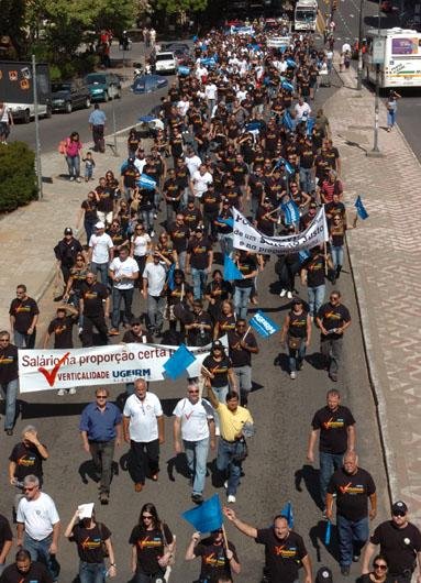 Professores e policias civis realizaram manifesta&ccedil;&atilde;o no Centro de Porto Alegre