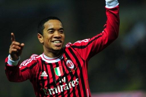 Meia brasileiro Urby Emanuelson comemora gol