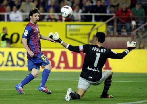 Messi encobre o goleiro do Sevilla e marca um gola&ccedil;o para o Barcelona