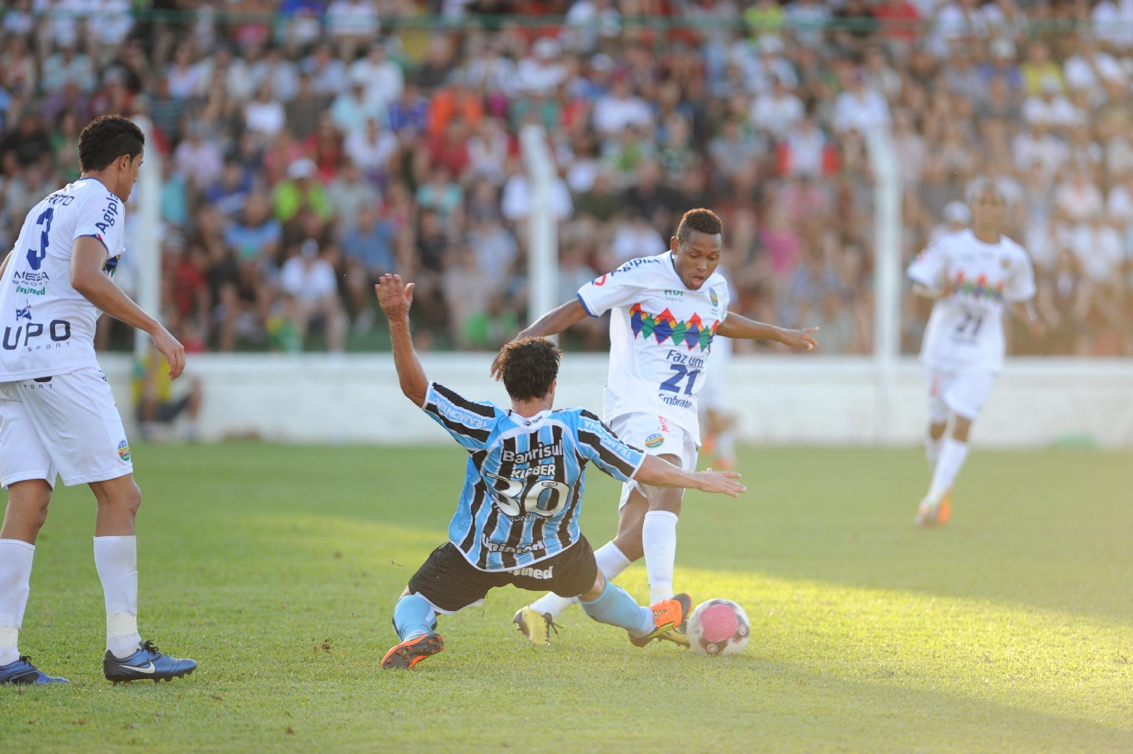 Jogo foi movimentado no primeiro tempo