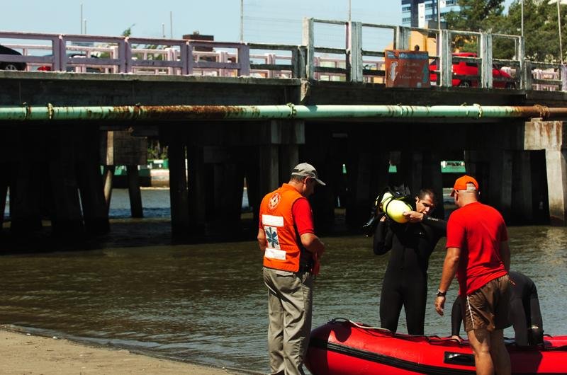 Grupo de bombeiros vasculha a lagoa de lancha