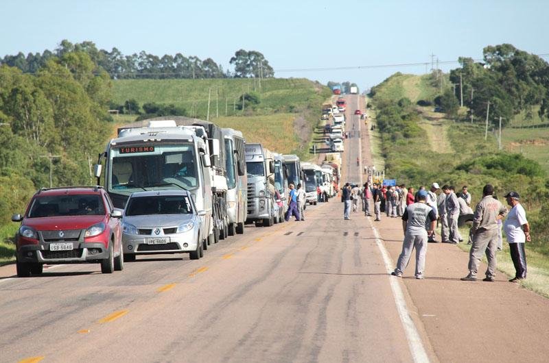 Trabalhadores do MST bloquearem a BR 293 por seis horas, na divisa entre Hulha Negra e Bag&eacute;