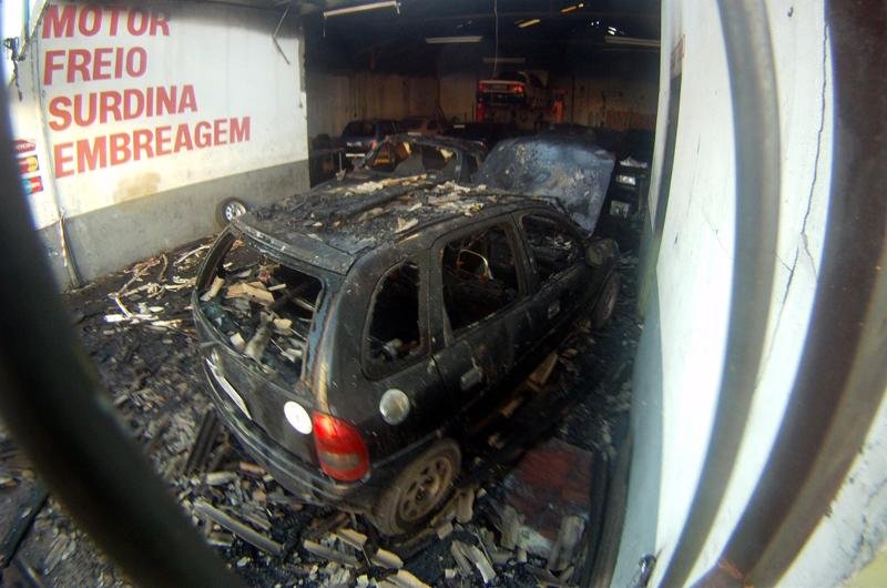 O pr&eacute;dio foi danificado, mas as chamas n&atilde;o atingiram os edif&iacute;cios vizinhos