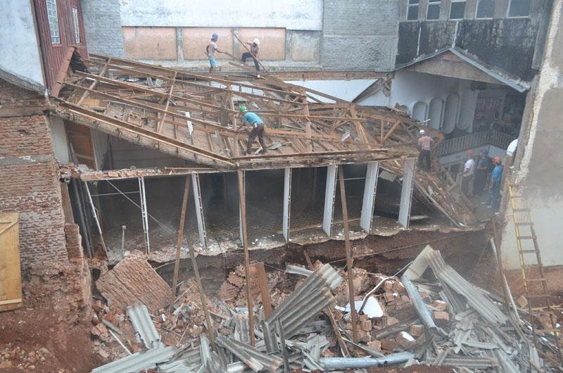 Parede lateral da loja e do telhado cedeu devido &agrave; escava&ccedil;&atilde;o em obra realizada ao lado