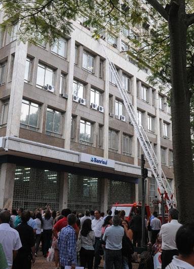 Simula&ccedil;&atilde;o de inc&ecirc;ndio no Banrisul mobiliza Centro de Porto Alegre
