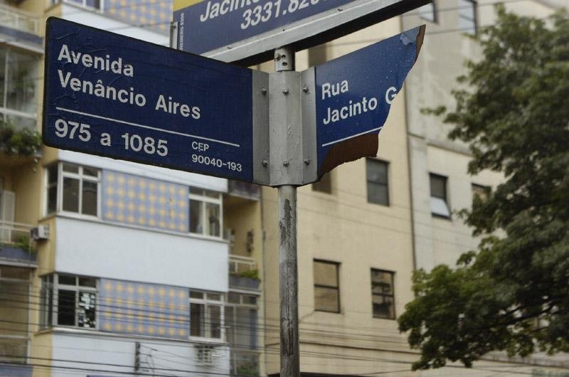 Em 2011, uma em cada tr&ecirc;s placas de tr&acirc;nsito de Porto Alegre foram danificadas ou furtadas
