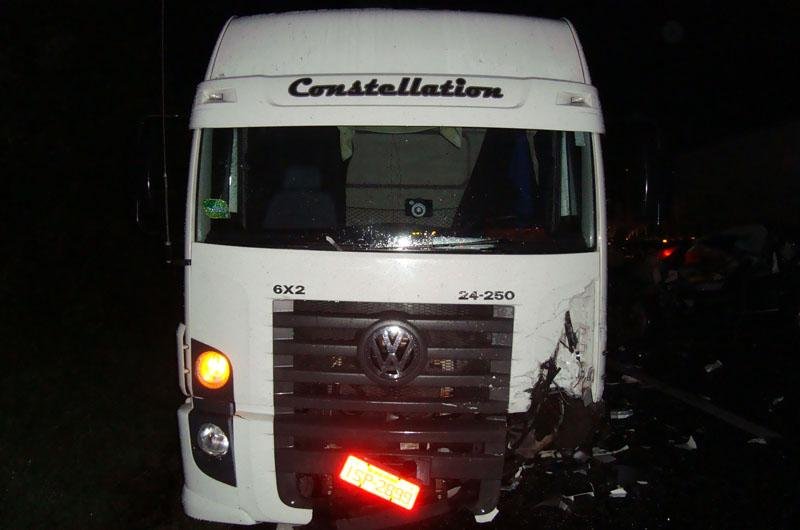 Colis&atilde;o entre carro e caminh&atilde;o ocorreu no quil&ocirc;metro 302 da BR 386