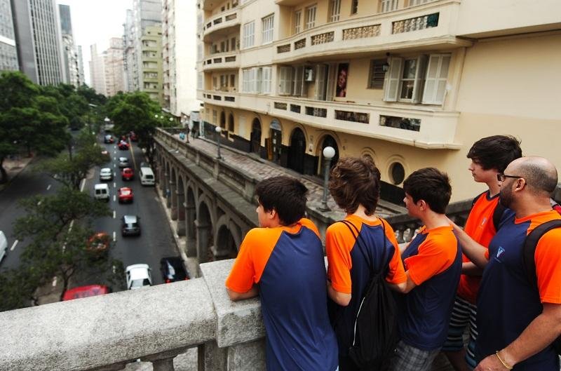 Alunos passearam pelo Viaduto Ot&aacute;vio Rocha