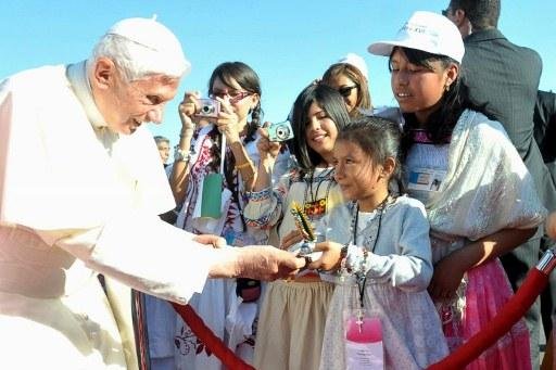 Papa Bento 16 &eacute; recebido por multid&atilde;o no M&eacute;xico