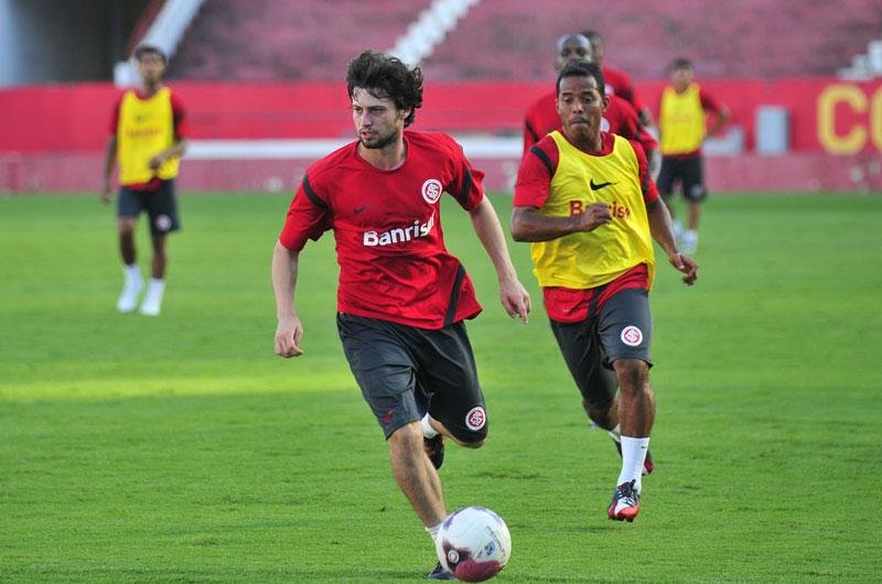 Jo&atilde;o Paulo deve ter nova chance como titular neste domingo