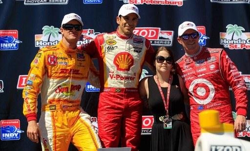 Brasileiro H&eacute;lio Castroneves subiu ao posto mais alto do p&oacute;dio