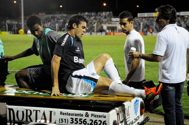 Jogador foi substitu&iacute;do ap&oacute;s sofrer falta r&iacute;spida na vit&oacute;ria sobre o Cruzeiro