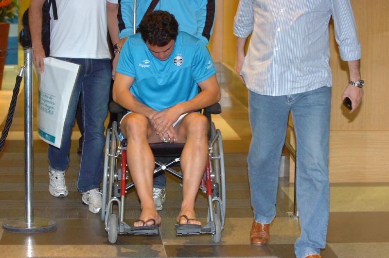 Jogador deixou a institui&ccedil;&atilde;o em uma cadeira de rodas