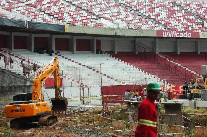 M&aacute;quinas no Beira-Rio j&aacute; iniciaram os trabalhos ap&oacute;s assinatura de contrato entre Inter e Andrade Gutierrez 